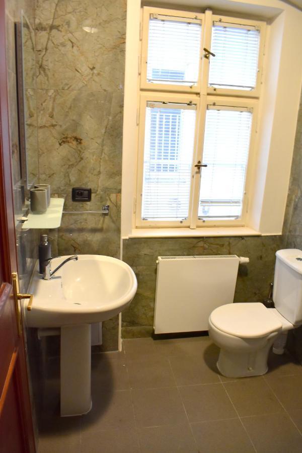 Apartment Lesser Town! Прага Екстериор снимка